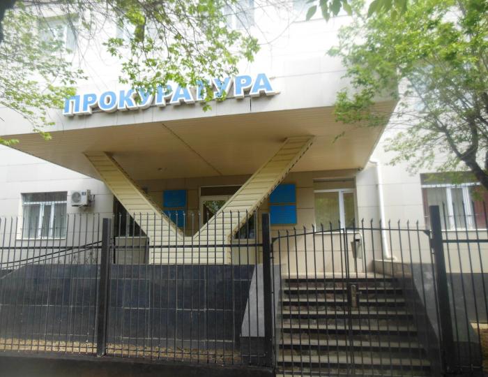 В Жезказгане мужчина повредил ворота прокуратуры