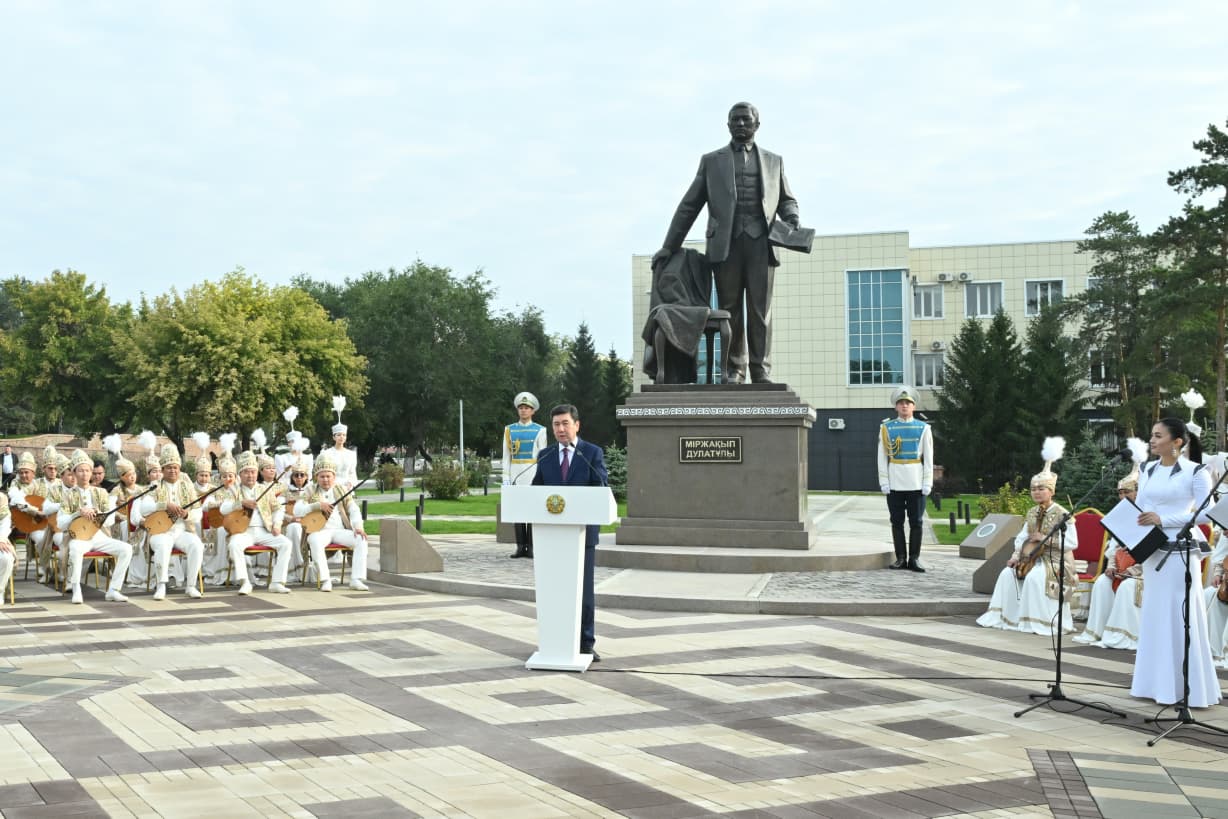 В Костанае открыли памятник Миржакыпу Дулатову