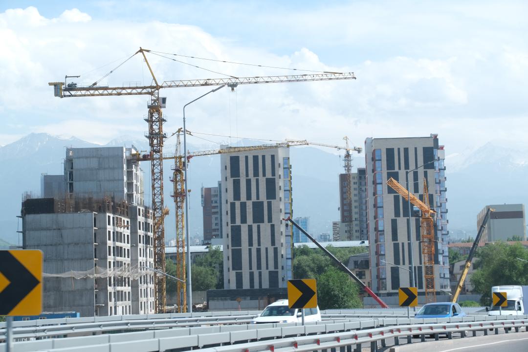 Строительство двух жилых домов в Алматы приостановлено