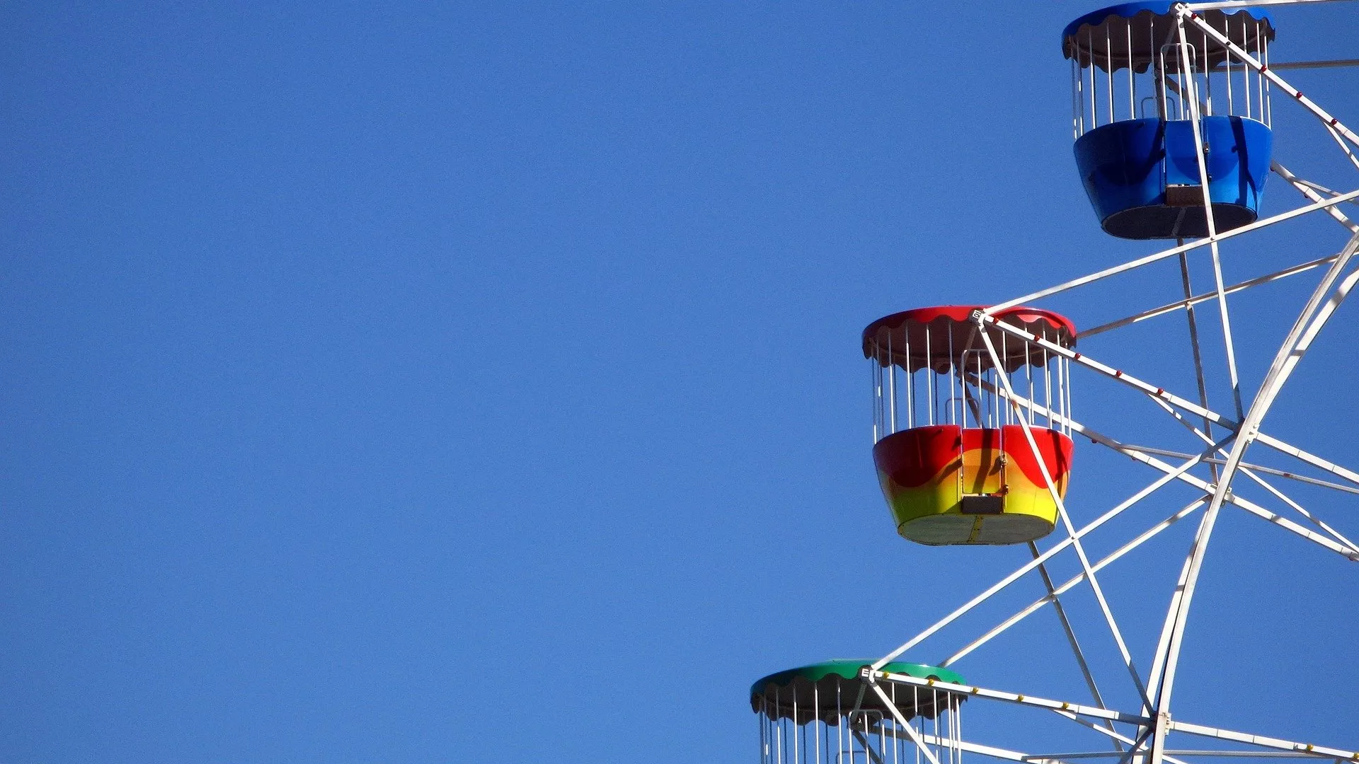 В Актау двое детей пострадали на аттракционе