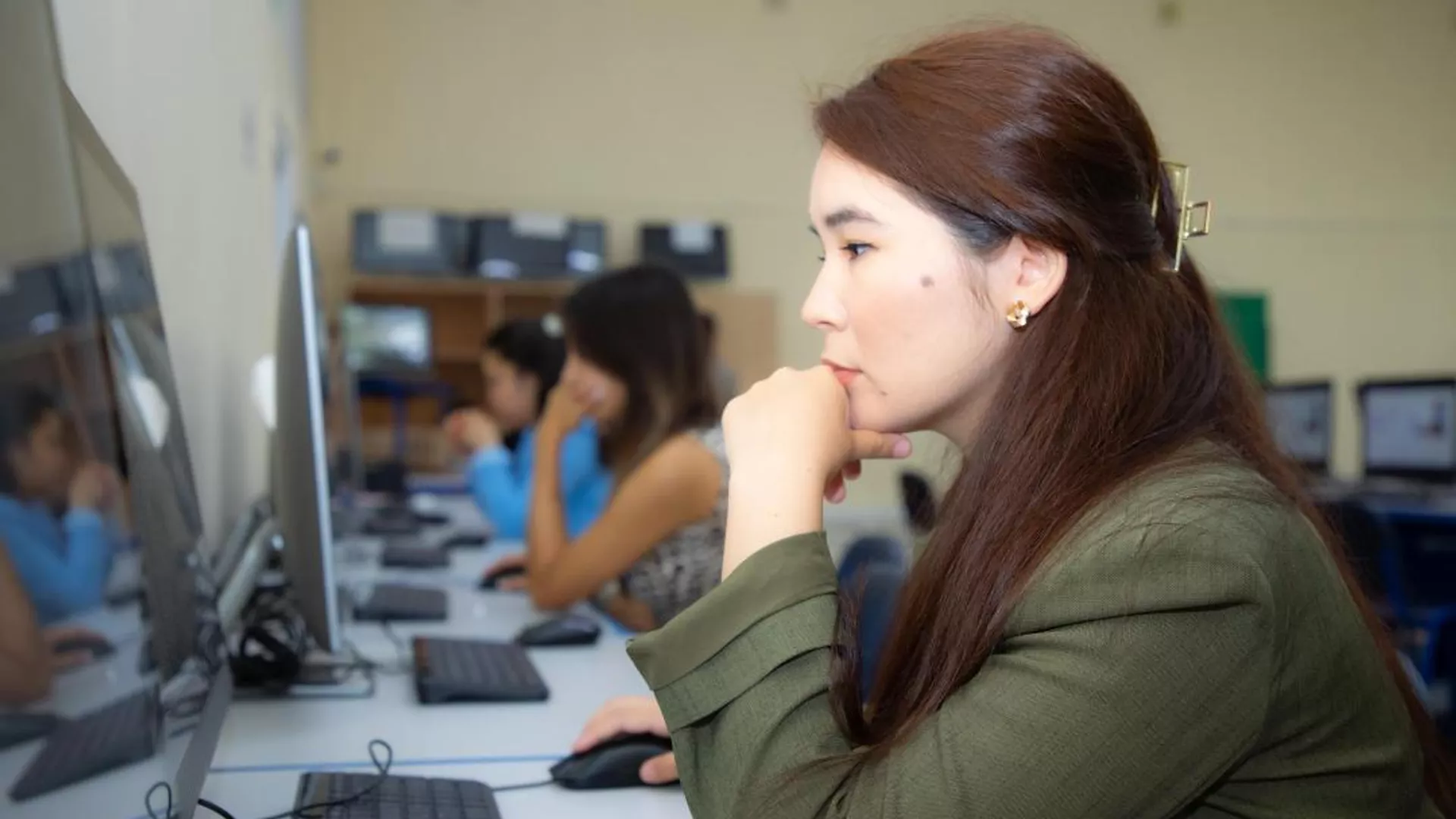 В новом учебном году 200 тысяч педагогов освоили язык искусственного интеллекта