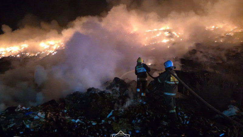 К тушению пожара на мусорном полигоне в Алматинской области привлечено более 200 спасателей.