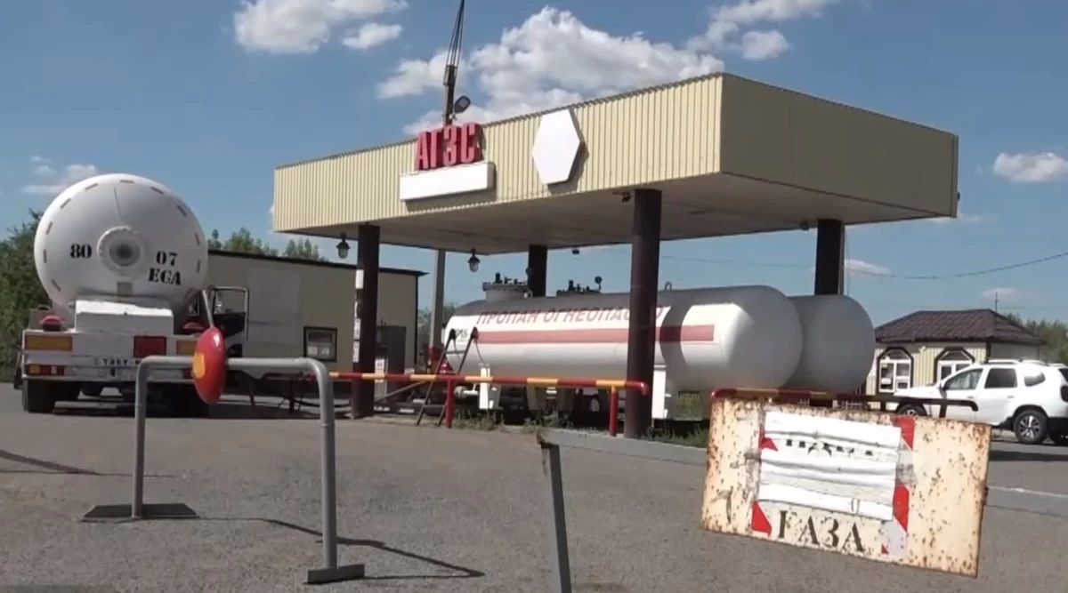 В Актау из-за дефицита газа на автозаправочных станциях образовались многокилометровые очереди.