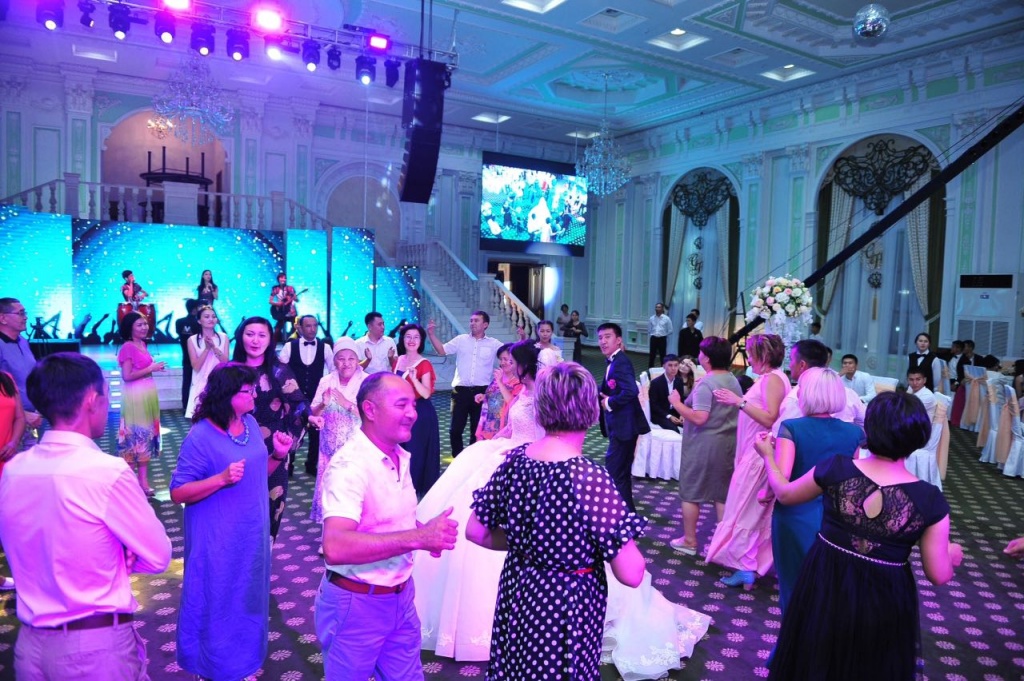 «Как базар»: блогер удивлен беспорядком, который увидел на свадьбе в Шымкенте