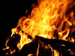 Отец и сын спасли троих детей из горящего дома (ВИДЕО)