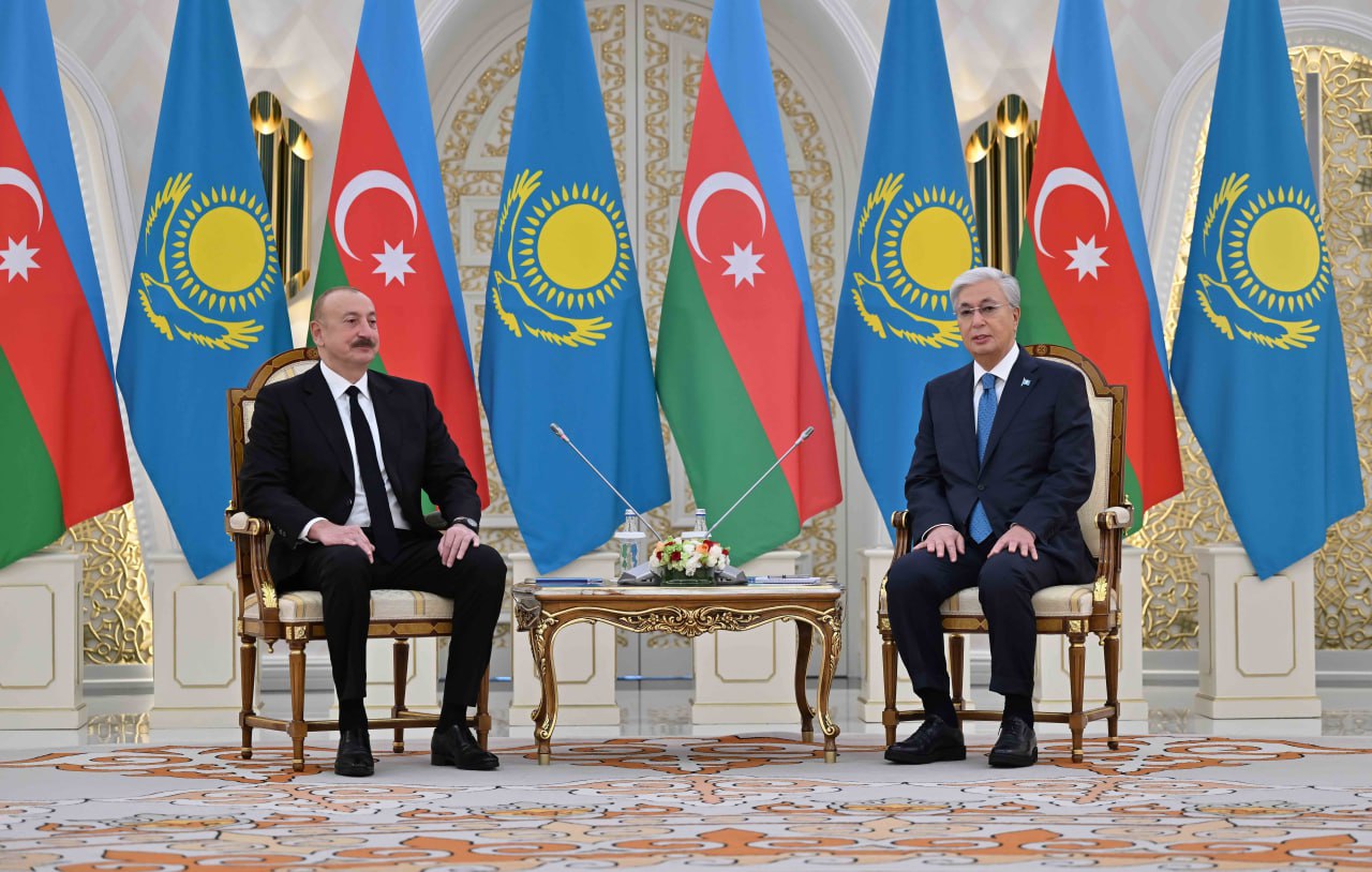 Глава государства провел переговоры с Президентом Азербайджана