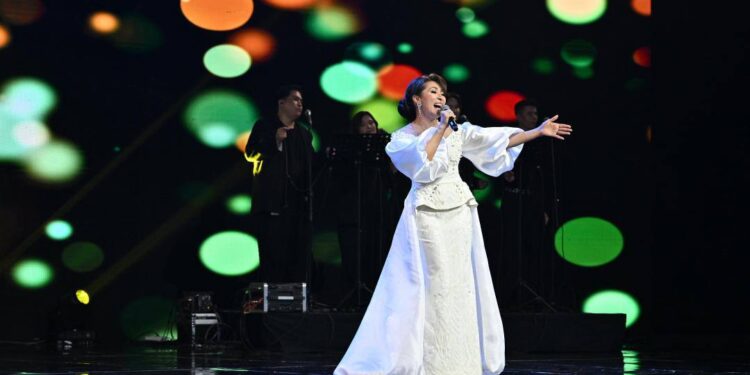 Глава государства поздравил певицу Толкын Забирову с юбилеем