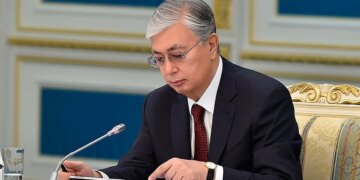 Токаев наградил ряд граждан государственными наградами в преддверии Дня Республики