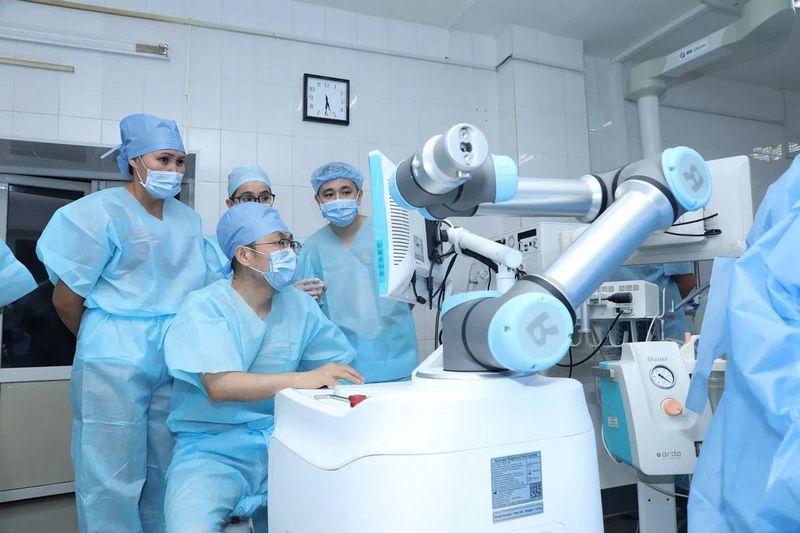 В Караганде впервые ввели в эксплуатацию робота, выполняющего операции на мозге