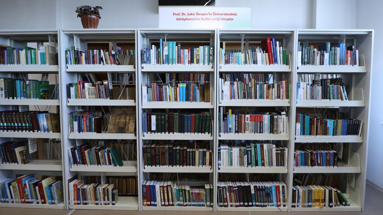 Тюрколог ученый Шакир Ибраев подарил библиотеке университета Ахмета Ясауи 3000 книг.