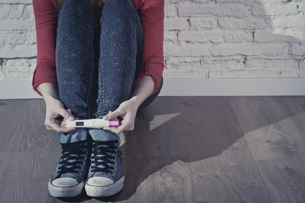 В Туркестанской области 15-летняя девушка родила от 71-летнего родственника: в ауле разгорелся скандал