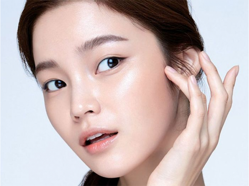 Основные правила корейского ухода за кожей:
1. **Двойное очищение:** Начинайте с гидрофильного масла или бальзама для удаления макияжа, солнцезащитного крема и кожного сала, затем используйте пенку или гель для очищения кожи от остальных загрязнений.
2. **Отшелушивание:** Регулярно (1-2 раза в неделю) используйте скрабы или пилинги для удаления омертвевших клеток кожи, что способствует лучшему проникновению последующих средств.
3. **Тонизирование:** После очищения используйте тонер, чтобы восстановить pH-баланс кожи и подготовить ее к нанесению следующих продуктов.
4. **Эссенция:** Это ключевой этап корейского ухода, который увлажняет, питает и восстанавливает кожу. Эссенции обычно имеют легкую текстуру и содержат концентрированные активные ингредиенты.
5. **Сыворотка/Ампула:** Нанесите сыворотку или ампулу, нацеленную на решение конкретных проблем кожи (например, пигментация, морщины, акне).
6. **Маска:** Используйте тканевые или кремовые маски 1-2 раза в неделю для интенсивного ухода и увлажнения.
7. **Крем для глаз:** Нежная кожа вокруг глаз требует особого ухода. Используйте специальный крем для увлажнения и борьбы с признаками старения.
8. **Увлажняющий крем:** Завершите уход нанесением увлажняющего крема, который запечатает все предыдущие средства и обеспечит длительное увлажнение.
9. **Солнцезащитный крем:** Обязательно используйте солнцезащитный крем каждый день, даже в пасмурную погоду, чтобы защитить кожу от УФ-излучения и предотвратить преждевременное старение.