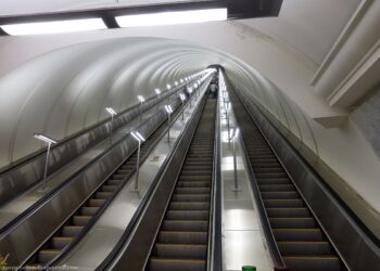 Аэропорт обязали выплатить 2 млн тенге девочке, получившей травму на эскалаторе