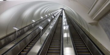 Аэропорт обязали выплатить 2 млн тенге девочке, получившей травму на эскалаторе