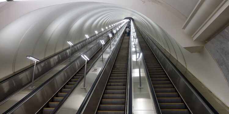 Аэропорт обязали выплатить 2 млн тенге девочке, получившей травму на эскалаторе