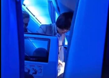 Министр здравоохранения оказала помощь пассажиру, которому стало плохо в самолёте (ВИДЕО)