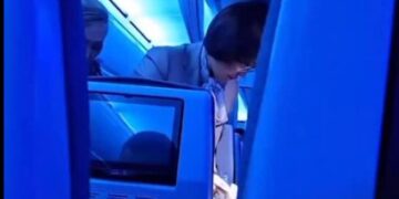 Министр здравоохранения оказала помощь пассажиру, которому стало плохо в самолёте (ВИДЕО)