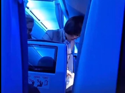 Министр здравоохранения оказала помощь пассажиру, которому стало плохо в самолёте (ВИДЕО)