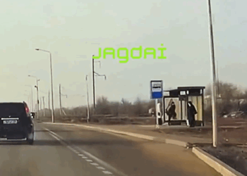 В Актобе мужчина разрушил автобусную остановку после ссоры с женой