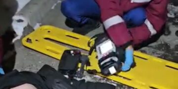 «Несколько метров отлетел»: житель Усть-Каменогорска получил удар током от двери подъезда