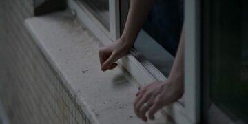 Жительница Астаны пыталась прыгнуть с пятого этажа