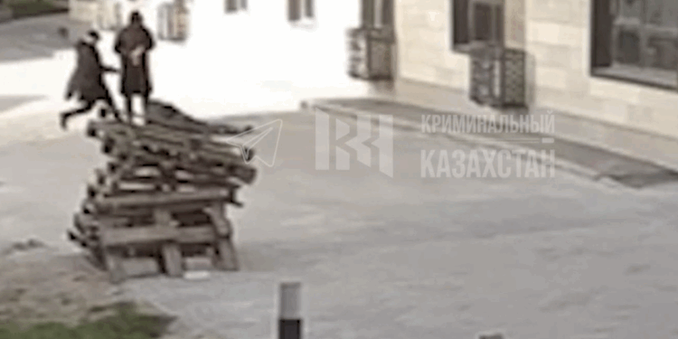 В Алматы мужчина был избит арендатором квартиры