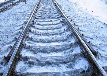 Трагедия на железной дороге: грузовой поезд сбил четырёх человек