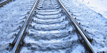 Трагедия на железной дороге: грузовой поезд сбил четырёх человек