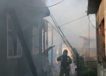 В Алматы в подвале горящего дома обнаружен мужчина без сознания