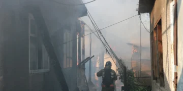 В Алматы в подвале горящего дома обнаружен мужчина без сознания