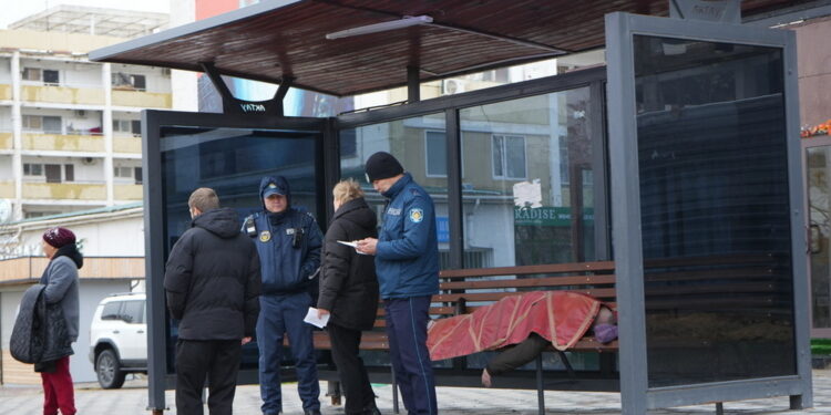 В Актау на остановке найден труп мужчины