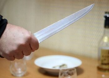 В Актобе мужчина ударил жену ножом после того, как она пришла домой пьяной