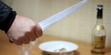 В Актобе мужчина ударил жену ножом после того, как она пришла домой пьяной