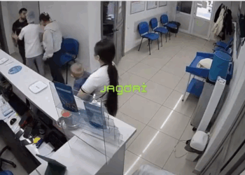 В Семее мужчина вырвал у беременной женщины телефон и применил силу