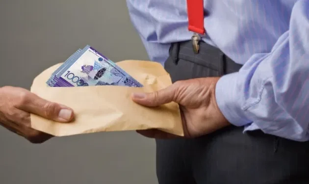 В Кызылорде главный бухгалтер школы присвоил деньги, завышая зарплаты учителей