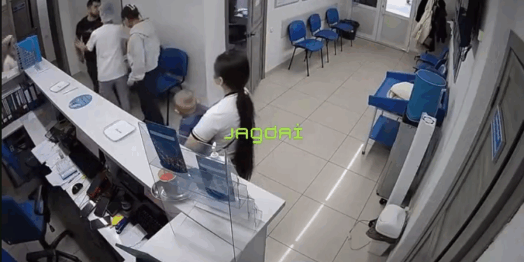 В Семее мужчина вырвал у беременной женщины телефон и применил силу