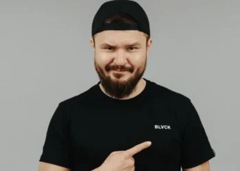 Семейский стендап-комик задержан на 5 суток за шутку