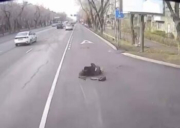 Отвлёкся на телефон: в Алматы водитель автобуса сбил девушку на пешеходном переходе