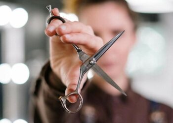 Девушка проткнула парня ножницами из-за сообщения в телефоне