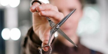 Девушка проткнула парня ножницами из-за сообщения в телефоне