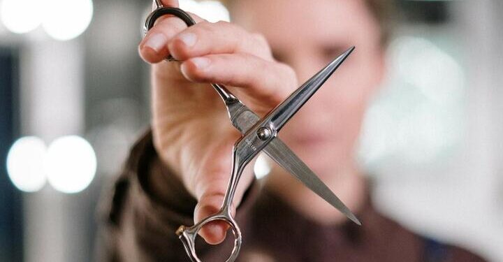 Девушка проткнула парня ножницами из-за сообщения в телефоне