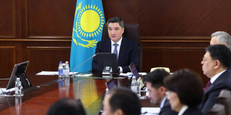 «Дети и подростки становятся зависимыми от фастфуда и энергетических напитков»: Олжас Бектенов дал поручение Минздраву