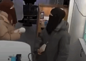 В Актобе две девушки в никабах похитили смартфоны из магазина электроники.