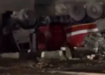 В Жанаозене пожарная машина столкнулась с жилым домом: погибли два человека