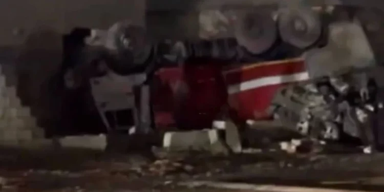 В Жанаозене пожарная машина столкнулась с жилым домом: погибли два человека