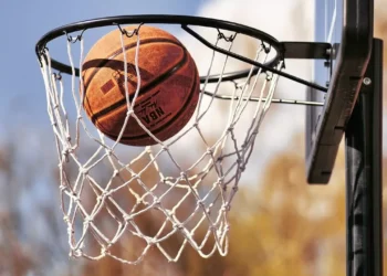 В Атырау 13-летний мальчик скончался в баскетбольном зале