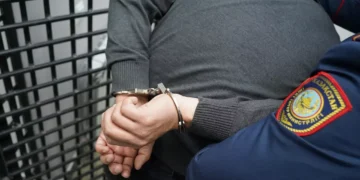 В Алматы блогер пугал прохожих электрошокером