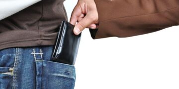 Карманник опередил мошенников, украв у жительницы из России миллионы