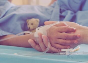 Дети в реанимации: в Жамбылской области мать бросила двух детей из окна