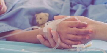 Дети в реанимации: в Жамбылской области мать бросила двух детей из окна